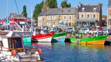 Le port de paimpol avec ses bateaux colorées et ses maisons traditionnelles