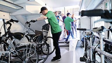 Photo d'agents installant les vélos dans le wagon dédié