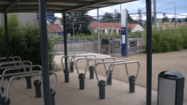 Photo d'un abri à vélo couvert proche d'une gare 