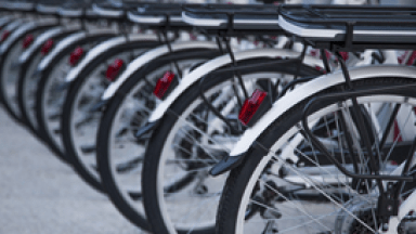 Photo de vélos alignés et rangés les uns à côté des autres