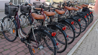 Photo de vélos alignés et rangés les uns à côté des autres 
