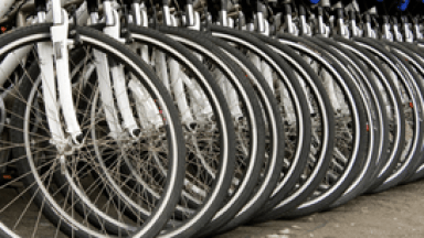 Photo de vélos alignés et rangés les uns à côté des autres 