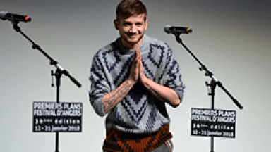 Musicien qui remercie le public